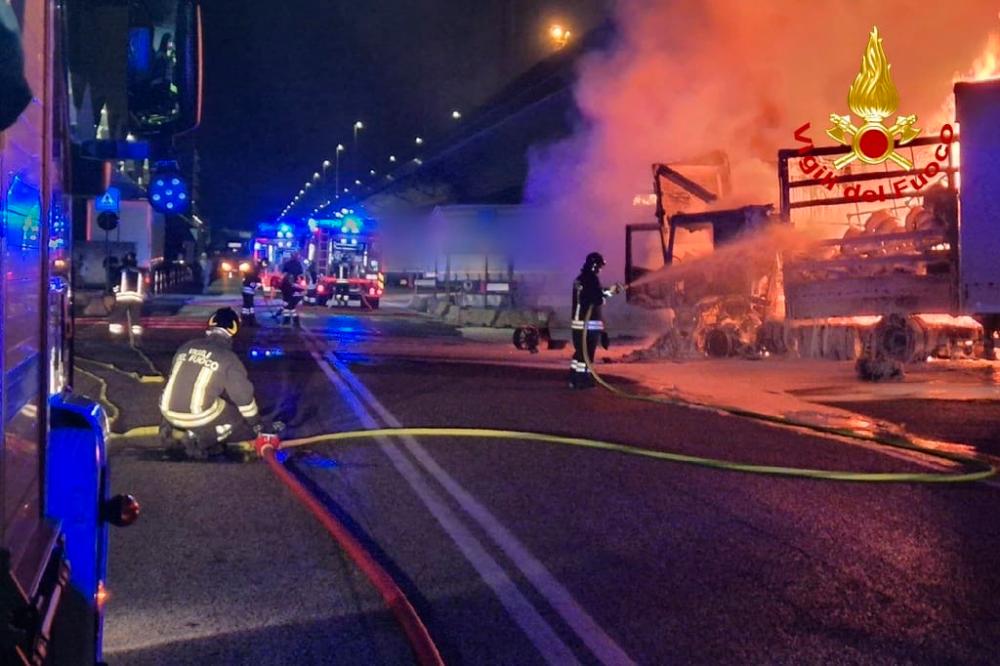 V tržaškem pristanišču požar uničil tri priklopnike in vlačilec (foto in video)