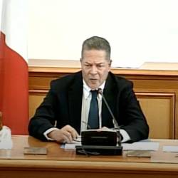 Kandidat Marco Consalvo med včerajšnjo predstavitvijo v poslanski zbornici (ZAJEM ZASLONA)