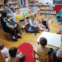 Otrokom je dve pravljici prebral sovodenjski zobozdravnik Claudio Visintin (FOTO O.S.)