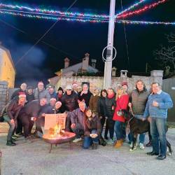 Prižig luči v Repniču s Primorskim dnevnikom<i> (DP)</i>