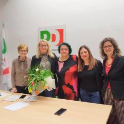Ženske v Demokratski stranki z novo glasnico Monico Hrovatin, drugo z leve (DS)