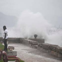 V Kingstonu se je že občutno povečalo valovanje morja (ANSA)