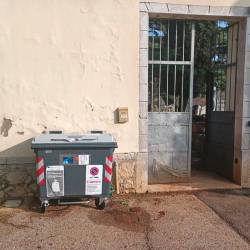 Zabojnik z nadzorovanim dostopom pri pokopališču (M.K.)