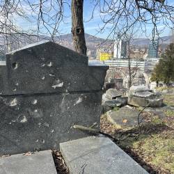 Prestreljen nagrobnik na starem sarajevskem judovskem pokopališču
