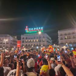 Po tekmi so razigrani navijači v povorki dosegli enega od glavnih trgov (T.S.)