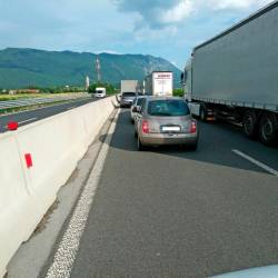 Vipavska hitra cesta je zaradi prometne neseče zaprta med priključkoma Ajdovščina in Vipava proti Nanosu (IGOR MUŠIČ/PRIMORSKE NOVICE)