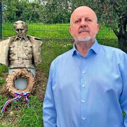 Zmago Jelinčič s Titovim kipom (OSEBNI ARHIV/PRIMORSKE NOVICE)