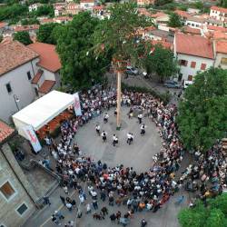 Želja je, da bi se obnova vaškega jedra na Gorici v Dolini začela takoj po Majenci (ARHIV)