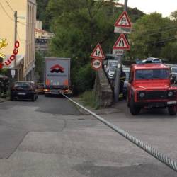 Obtičal je v ozki ulici, pomagali so mu gasilci (GASILCI)