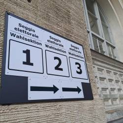 Dvojezične oznake za volišča v Bocnu (ANSA)