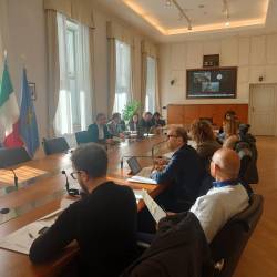 Posvetovalna komisija, ki se je tudi tokrat sestala v palači deželne vlade FJK, je spet preložila odločanje o porazdelitvi prispevkov (I.Ž.)