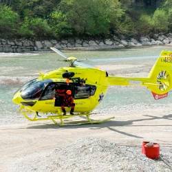 Ponesrečenca iščeta tudi dva helikopterja (fotografija je simbolična)