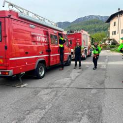 Pri iskalni akciji sodelujejo gasilci, gorski reševalci in prostovoljci civilne zaščite (CNSAS FVG)