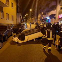 Prevrnjen avtomobil na sredi ceste