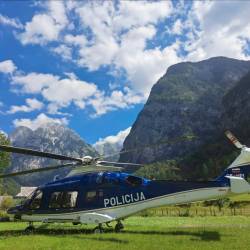 Planinko so oskrbeli in jo s helikopterjem prepeljali na Vršič (PU NOVA GORICA)