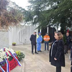 Poklon državne sekretarke Vesne Humar in generalnega konzula Gregorja Šuca (USZS)