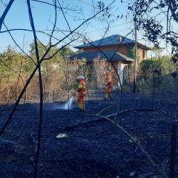 Gašenje požara ob nekdanji cestarski hiši v Jamljah (D.O.)