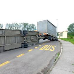 V Šmihelu se je na vozišče regionalne ceste prevrnila prikolica tovornjaka (LEO CAHARIJA/PRIMORSKE NOVICE)