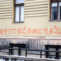 V Ljubljani je kdo na fasado nasprejal zahtevo po enakem plačilu namesto cvetja (X)