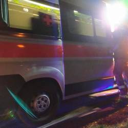 Reševalci deželne službe za nujno medicinsko pomoč 118 so 64-letno žensko in 70-letnega moškega prepeljali v katinarsko bolnišnico (ARHIV)