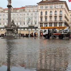 Marsikje na nabrežju je prišlo do poplav, voda se je nabrala tudi na Velikem trgu (LUCA TEDESCHI/FOTODAMJ@N)