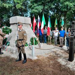 Polaganje vencev pri obnovljenem madžarskem spomeniku pod Debelo grižo