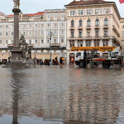 Ob nalivih je pretekli četrtek voda poplavila tržaške ulice in trge (LUCA TEDESCHI)