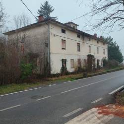 Vojašnica je že dolgo zapuščena in je v slabem stanju (P.C.)