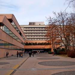 Bolnišnice v Sloveniji se praznijo, na fotografiji UKC Ljubljana (ARHIV)