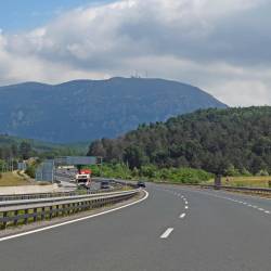 Na primorski avtocesti danes beležijo zgoščen promet