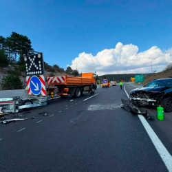 Po trku v tovornjak je terenca odbilo še v Darsovo prikolico, s katero je bila označena delovna zapora prehitevalnega pasu (PGD MATERIJA/PRIMORSKE NOVICE)