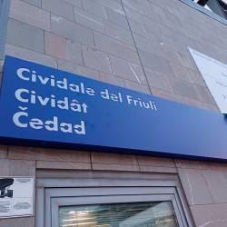 Trojezična tabla na čedajski železniški postaji (ISTITÛT LADIN FURLAN)