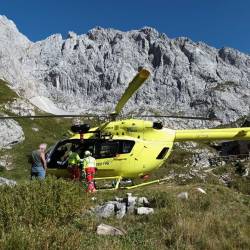 Pohodnikovo truplo so s helikopterjem odpeljali v dolino (fotografija je simbolična)