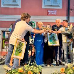 Občina Izola je tudi letos izbrala županovo oljčno olje in županovo vino, ki bosta leto dni predstavljala občino ter se uporabljala v protokolarne namene (ARHIV OBČINA IZOLA/PRIMORSKE NOVICE)