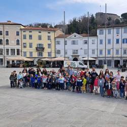 Otroci in mladi skupaj na Travniku