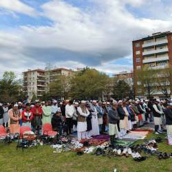 Skupinska molitev med lanskim praznikom žrtvovanja (SF)