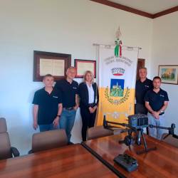 Županja Tanja Kosmina s predstavniki operativne enote za daljinsko zaznavanje Nacionalnega inštituta za oceanografijo in eksperimentalno geofiziko (OBČINA REPENTABOR)