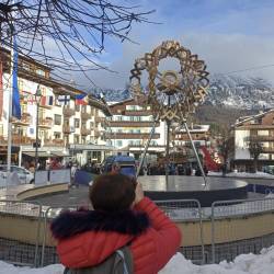 Olimpijski ogenj, ki od petka gori sredi trga v Cortini (D.R.)