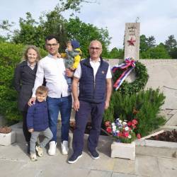 Družina Liović (Jozo Liović je prvi z desne) pri spomeniku padlim borcem 4. jugoslovanske armade na pokopališču v Bazovici