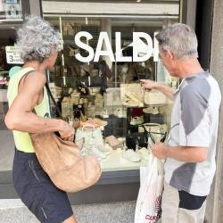 Poletne razprodaje so za marsikoga zanimive zlasti zaradi čevljev (ARHIV)