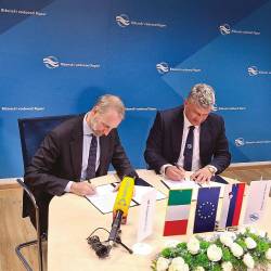 Direktorja Carlo Andriolo in Martin Pregelj med podpisovanjem sporazuma (ACEGASAPSAMGA)