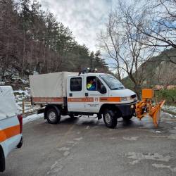 Člani Prostovoljnega gasilskega društva Breg med čiščenjem cest ob minulem sneženju in nizkih temperaturah (PGD BREG)