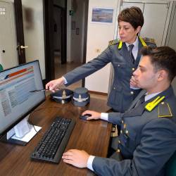 Finančna policija, fotografija je simbolična