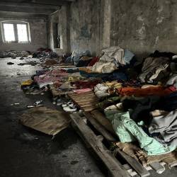 Begunci v opuščenem skladišču živijo v ledeno mrzlih sobah, med smetmi vseh vrst