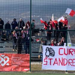 Štandreški navijači so na mrežo ob tribuni v Levicu Terme raztegnili tudi logotip Slovencev v Italiji (MARINO MARSIČ)