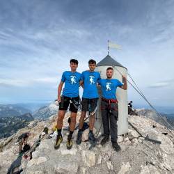 Z leve Gregor Sosič, Ruben Zacchigna in Raul Herak na vrhu Triglava