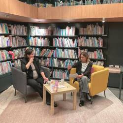 Lucrezia Bogaro (levo) in Luisa Gergolet v Feiglovi knjižnici med predstavitvijo knjige (NŠK)