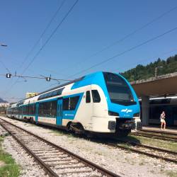 Na začetnih postajah bodo morali potniki pokazati vozovnico pred vstopom na vlak (FACEBOOK/LUIGI DABACELLI)