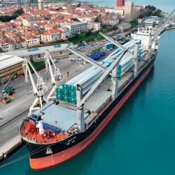 Tovorna ladja je iz Kitajske pripeljala v Luko Koper sestavne dele za sedem vetrnih elektrarn, namenjenih v sosednjo Avstrijo (LUKA KOPER)