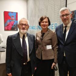 Dobitnika spominskih medalj dr. Wolfgang Gombocz in dr. Andrea Haberl-Zemljič z veleposlanikom Markom Štucinom